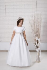 Vestido niña comunión clásico Karlan con cuerpo de tul de flores