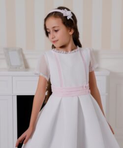 Vestido para comunión Pril con cuerpo de jaretas y fajín rosa pastel