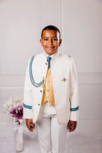 Traje de comunión para niño blanco roto con detalles azul eléctrico